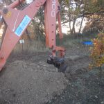 On commence à creuser le bassin