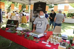 Roger-Barbe-Proposait-les-plants-truffiers-truffes-de-Villedieu-pate-et-autres-gourmandises-